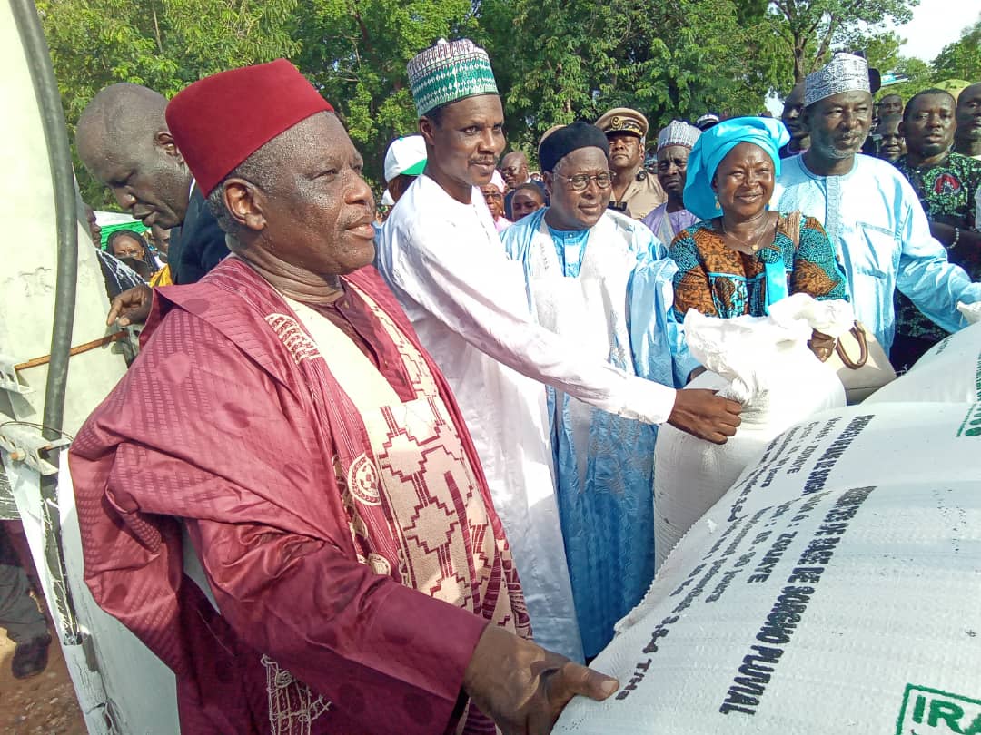 Le ministre Gabriel MBAIROBE reoit les semences amliores du directeur gnral de lIRAD Dr No WOIN
