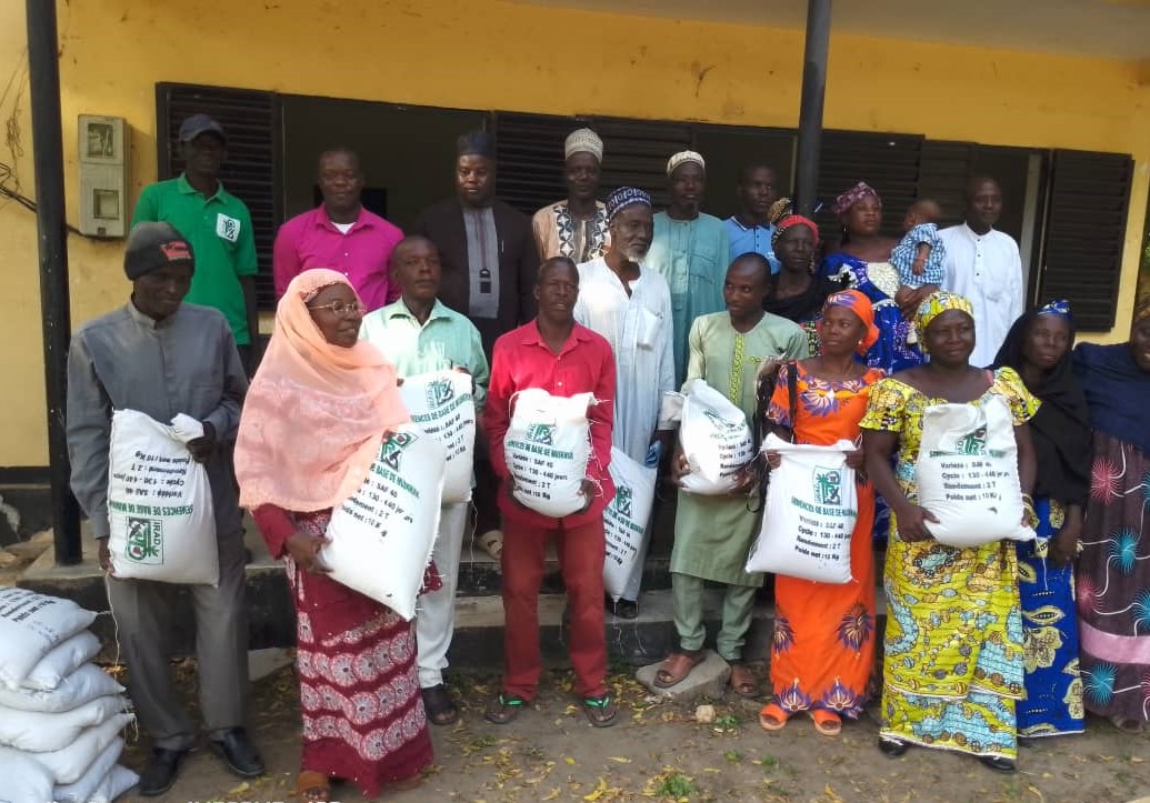 Les producteurs de Bibmi et de Pitoa avec leurs sacs de semences amliores de Mouskwari