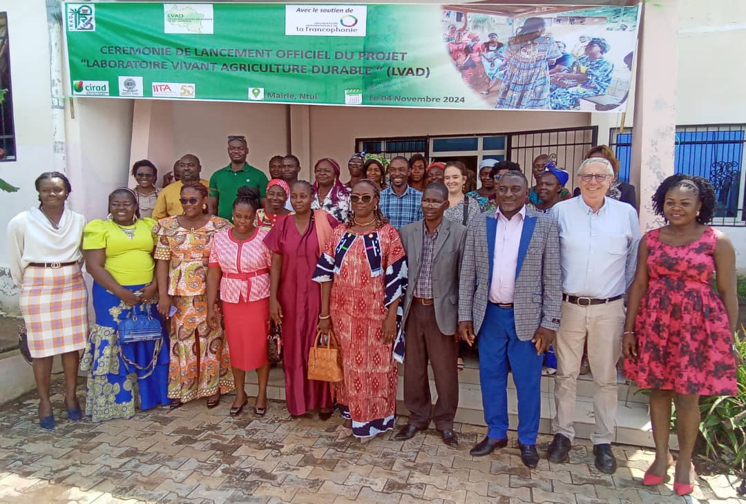 Photo de famille lIRAD outille des producteurs de Ntui aux pratiques agrocologiques